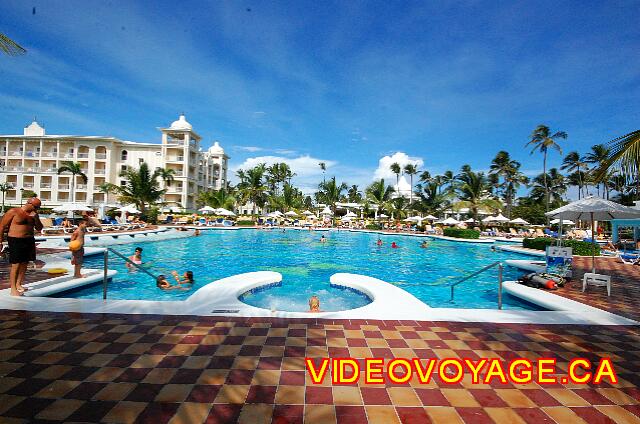 Republique Dominicaine Punta Cana Riu Palace Punta Cana Avec de nombreux parasols autour de la piscine.