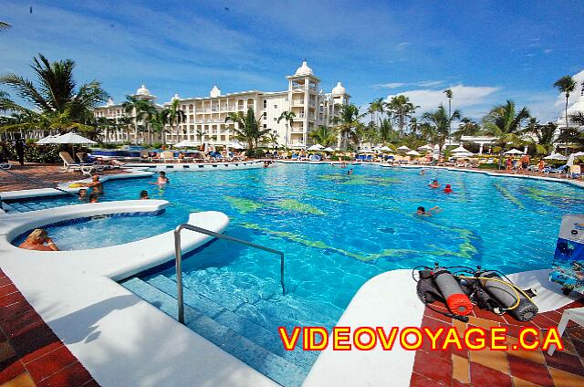 Republique Dominicaine Punta Cana Riu Palace Punta Cana Avec des jacuzzi dans la piscine.