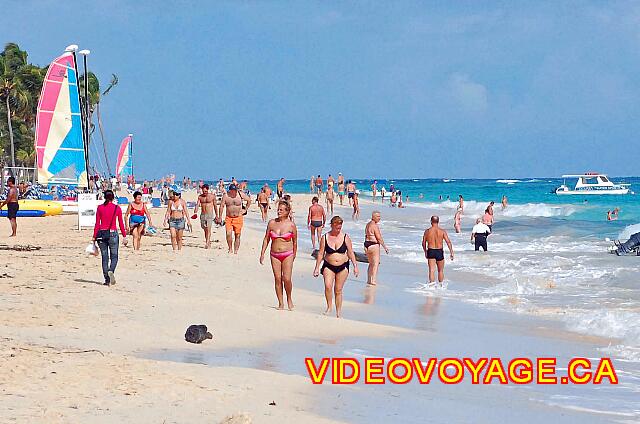 Republique Dominicaine Punta Cana Riu Palace Punta Cana A l'heure de pointe, il  y a beaucoup de monde sur la plage qui marche.