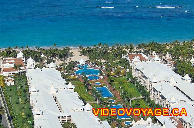 Republique Dominicaine Punta Cana Riu Palace Punta Cana The pool near the beach. Left, the beach restaurant. To the right a market and a SPA.