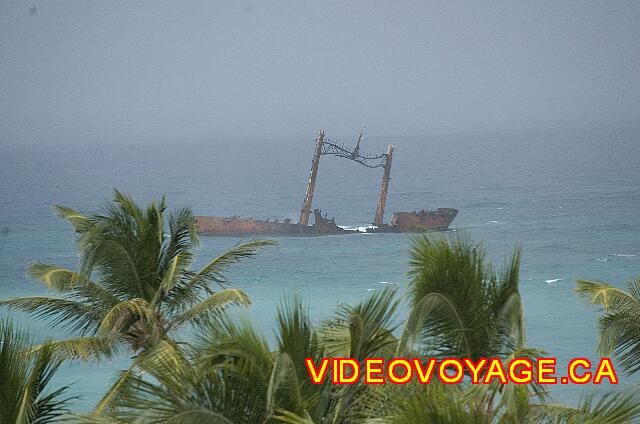 Republique Dominicaine Punta Cana Riu Palace Punta Cana We can also see the boat aground in front of the hotel.