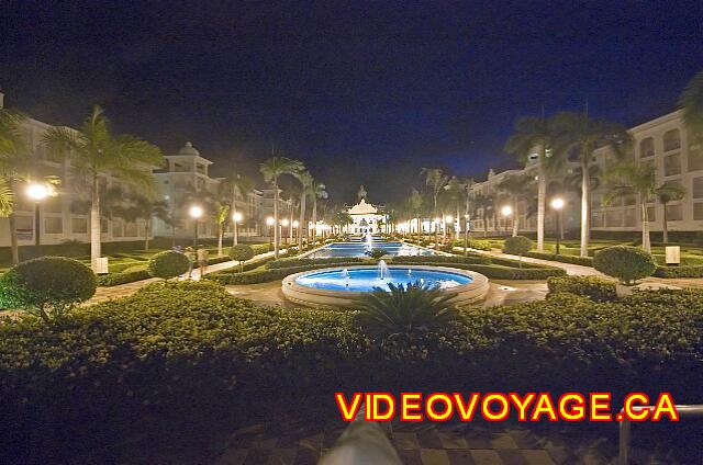 Republique Dominicaine Punta Cana Riu Palace Punta Cana A l'inverse, la vue du Lobby à partir des piscines.