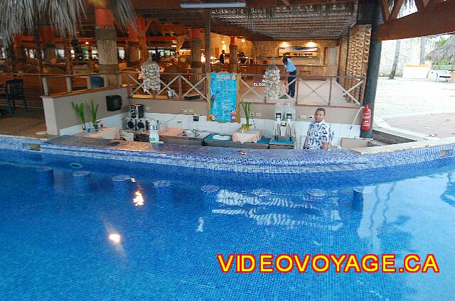 Republique Dominicaine Punta Cana Sirenis Cocotal / Tropical Le bar Coralino dans la piscine de l'hôtel Tropical