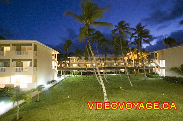 Republique Dominicaine Punta Cana Sirenis Cocotal / Tropical 3 floors of buildings arranged in a checkerboard pattern.