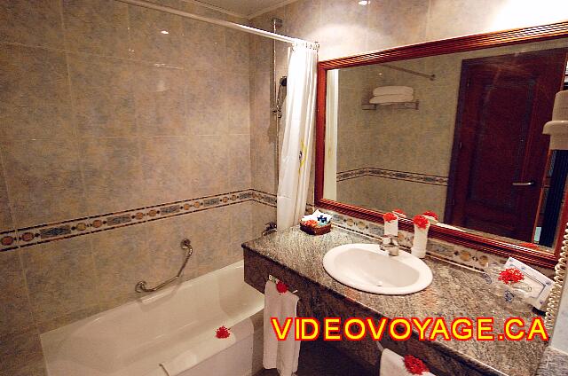 Republique Dominicaine Punta Cana Sirenis Cocotal / Tropical El cuarto de baño con un gran espejo y un largo mostrador.