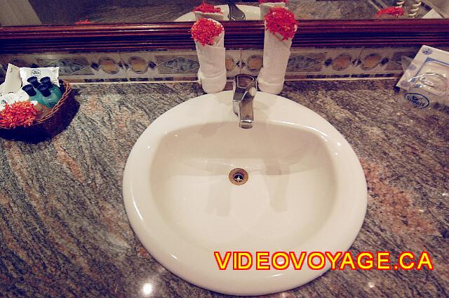 Republique Dominicaine Punta Cana Sirenis Cocotal / Tropical El fregadero con 2 paños