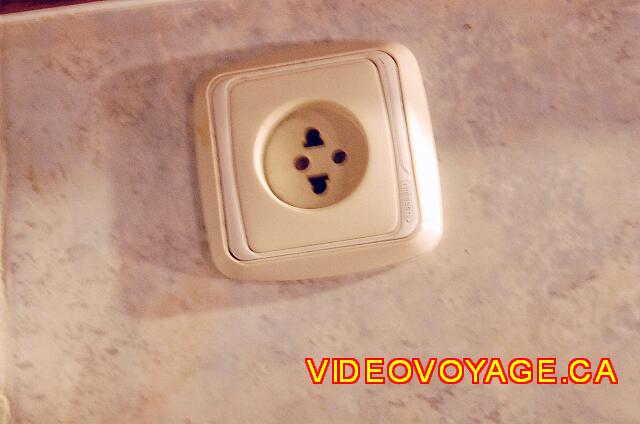 Republique Dominicaine Punta Cana Sirenis Cocotal / Tropical El enchufe en el baño del dormitorio.