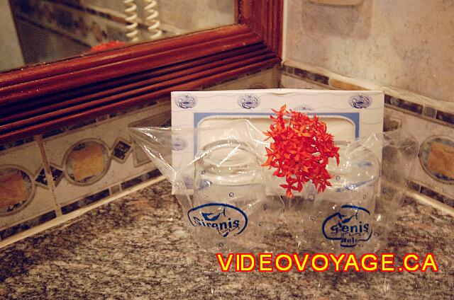 Republique Dominicaine Punta Cana Sirenis Cocotal / Tropical Vidrios y una caja de pañuelos faciales en el mostrador en el baño de la habitación.