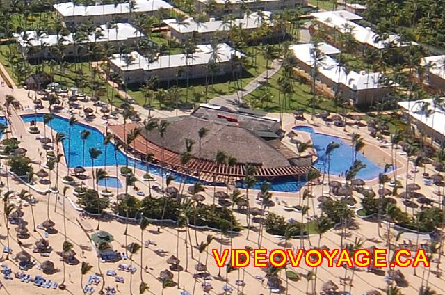 Republique Dominicaine Punta Cana Sirenis Cocotal / Tropical La piscine de l'hôtel Tropical autour du restaurant de la plage.