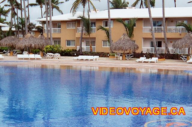 Republique Dominicaine Punta Cana Sirenis Cocotal / Tropical The pool deck near some rooms.