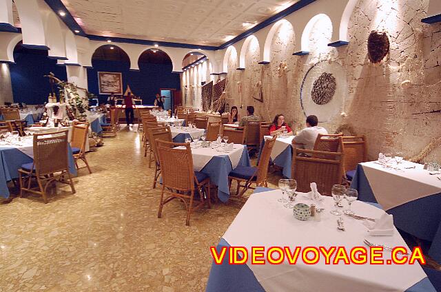 Republique Dominicaine Punta Cana Sirenis Cocotal / Tropical Un restaurant de plus grande dimension.