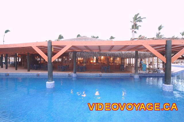 Republique Dominicaine Punta Cana Sirenis Cocotal / Tropical Con una terraza exterior para la barra.