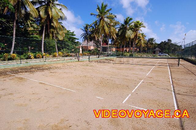 Republique Dominicaine Punta Cana Sivory Un terrain de tennis à l'avant de l'hôtel.