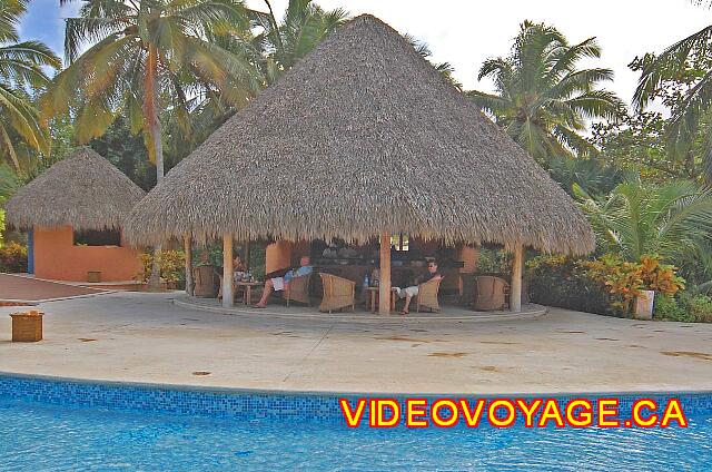 Republique Dominicaine Punta Cana Sivory Le bar sur le bord de la piscine est ouvert le jour seulement.