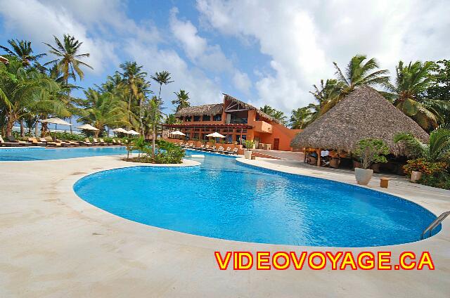 Republique Dominicaine Punta Cana Sivory Una piscina de tamaño medio, bar junto a la piscina a la derecha.