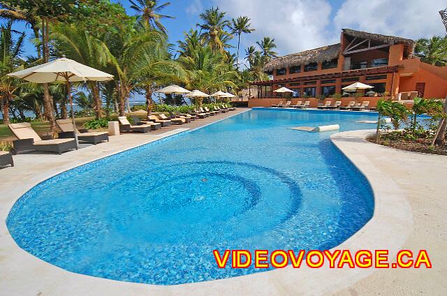 Republique Dominicaine Punta Cana Sivory Une portion de la piscine avec un bain tourbillon intégré.