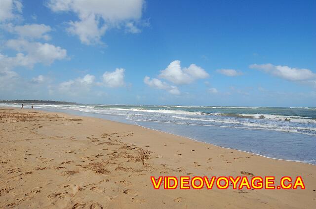 Republique Dominicaine Punta Cana Sivory La pente pour descendre dans la mer est douce, mais les vagues sont puissantes.