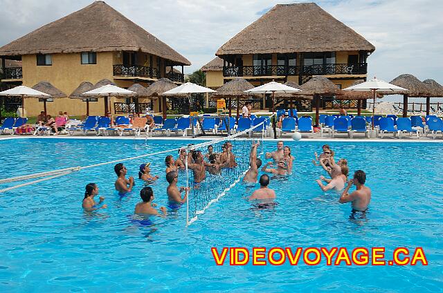 Mexique Playa del Carmen Allegro Playacar Le volleyball dans la piscine est toujours aussi populaire.