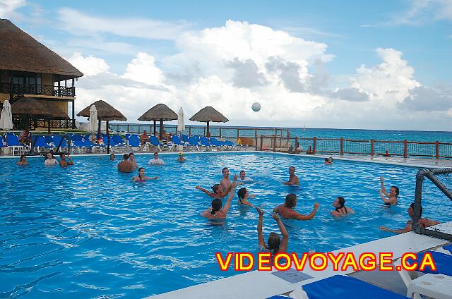 Mexique Playa del Carmen Allegro Playacar Une partie de waterpolo en fin d'après-midi.