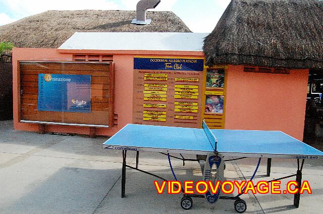 Mexique Playa del Carmen Allegro Playacar Una mesa de ping pong, cerca de la casa club. El horario de la animación en el fondo.