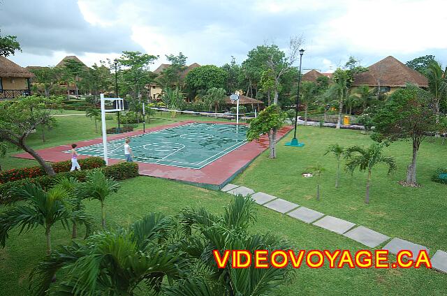 Mexique Playa del Carmen Allegro Playacar Un terrain de basketball.