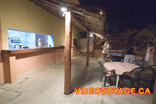 Mexique Playa del Carmen Allegro Playacar Un bar ouvert en soirée seulement, avec une terrasse et une table de billard.