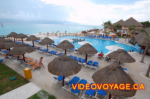 Mexique Playa del Carmen Allegro Playacar La piscine principale près de la plage.  Une piscine avec beaucoup d'animation le jour.  Près de 100 chaises longues sur la terrasse et plusieurs parasols.