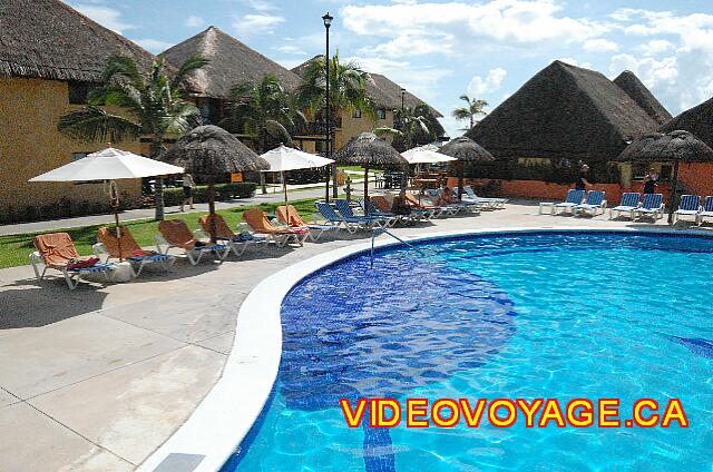 Mexique Playa del Carmen Allegro Playacar Quelques chaises longues et parasols sur la terrasse de la piscine.