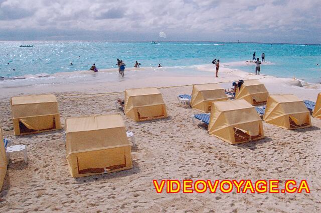 Mexique Playa del Carmen Allegro Playacar Des abris pour les chaises longues sur la plage.