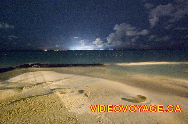 Mexique Playa del Carmen Allegro Playacar La plage le soir, avec les lumières de l'île de Cozumel qui éclair le ciel.