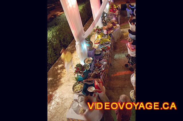 Mexique Playa del Carmen Allegro Playacar A large selection of food and food prepared before you.