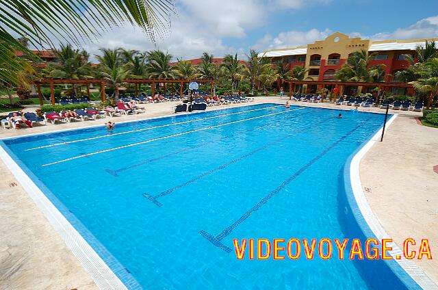 Mexique Puerto Juarez Maya Beach Une piscine pour l'animation à l'hôtel Maya Tropical Beach. Avec un filet de volleyball et des flotteurs pour nager dans des corridors.