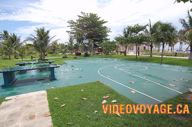 Mexique Puerto Juarez Maya Beach Des tables de ping-pong et autres jeux entre l'hôtel Maya Caribe Beach et l'hôtel Maya Beach.