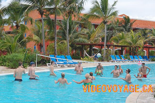 Mexique Puerto Juarez Maya Beach Le volleyball dans la piscine demeure l'activité pour tout les groupes d'ages.