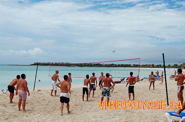 Mexique Puerto Juarez Maya Beach Le volleyball de plage est apprécié des plus jeunes au Maya Caribe Beach.