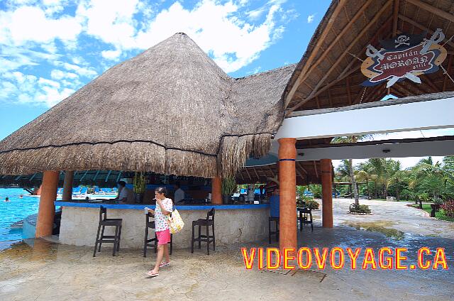 Mexique Puerto Juarez Maya Beach Con un mostrador de servicio para la gente de la playa.