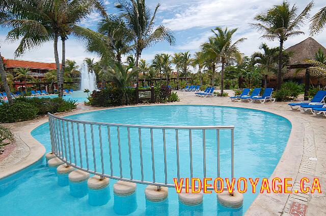 Mexique Puerto Juarez Maya Beach Une petite piscine pour les enfants séparé par une barrière.