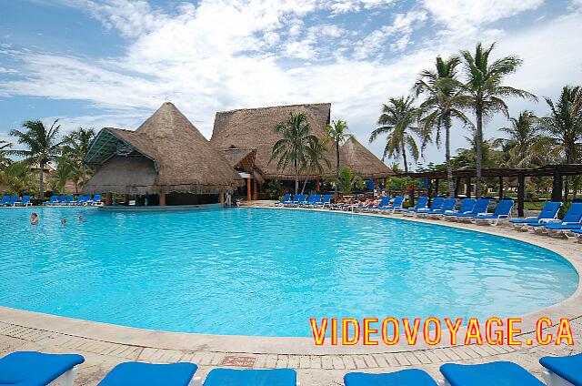 Mexique Puerto Juarez Maya Beach La piscine de l'hôtel Maya Caribe beach est grand et elle a un bar dans la piscine.  en arrière du bar, le snack bar Grill Capitan Morgan.