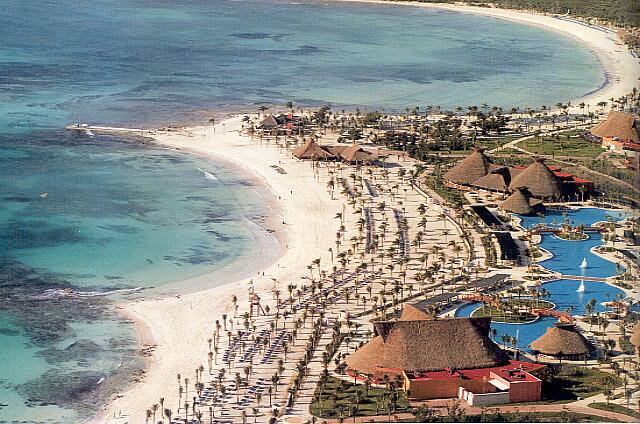 Mexique Puerto Juarez Maya Beach Les deux piscines des hôtels Colonial Beach et Tropical Beach.  Longues de plusieurs centaines de mètres.