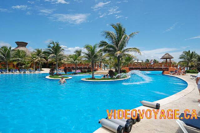 Mexique Puerto Juarez Maya Beach Ici le bain tourbillon au centre de la piscine de l'hôtel Maya Colonial Beach.  En bas, les bouteilles d'air pour les cours de plongé sous-marine.  A remarqué les fontaines d'eau le long de la piscine à droite.