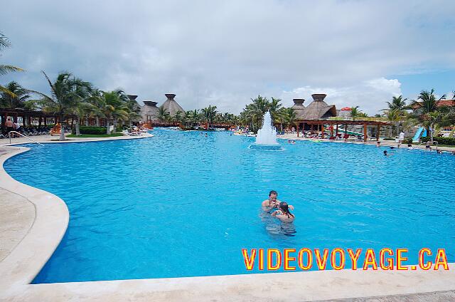 Mexique Puerto Juarez Maya Beach The beginning of the hotel pool Maya Caribe Colonial.