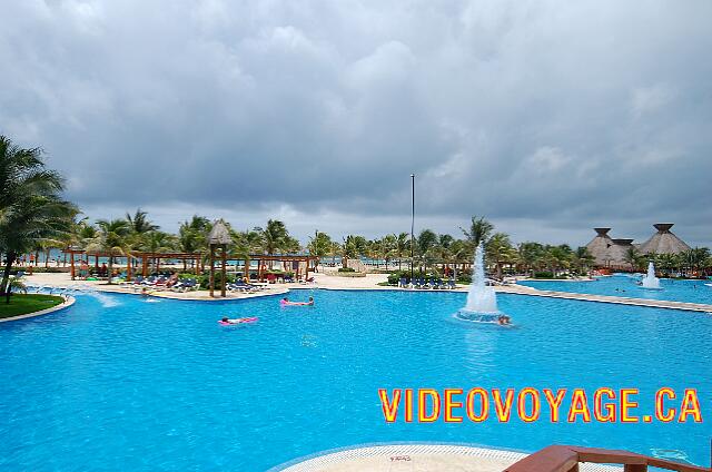 Mexique Puerto Juarez Maya Beach The hotel pools Maya Tropical and Colonial Maya are separated by a small way.