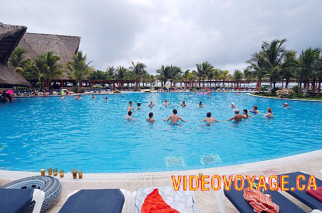 Mexique Puerto Juarez Maya Beach An activity aerobics in the pool.