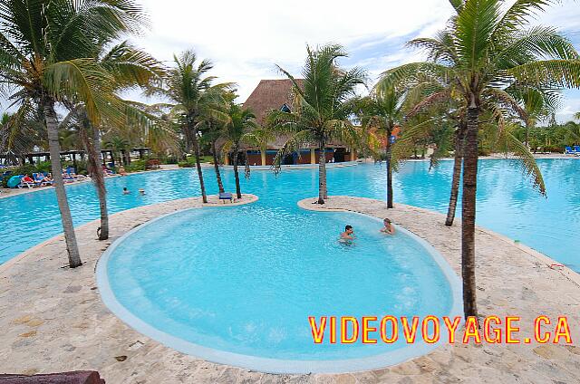 Mexique Puerto Juarez Maya Beach Un immense bain tourbillon et en arrière plan le bar de la piscine.