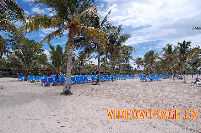 Mexique Puerto Juarez Maya Beach Les chaises sont déplacé par les clients sur la plage.