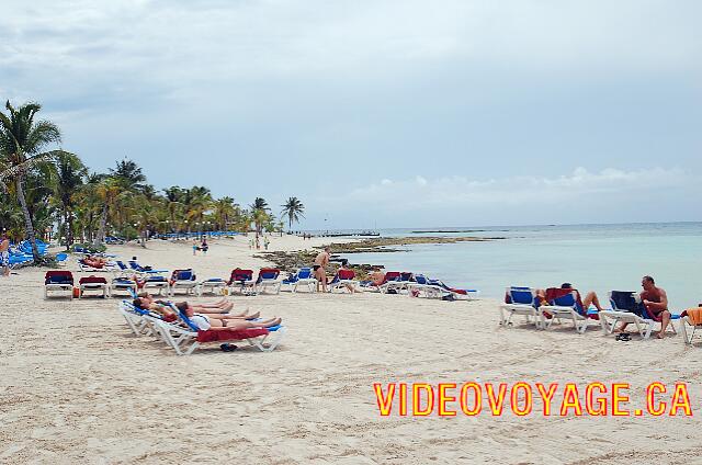 Mexique Puerto Juarez Maya Beach A la fin de la plage des hôtels Beach et Caribe Beach, il y a des rochers jusqu'au centre nautique qui est au bout.