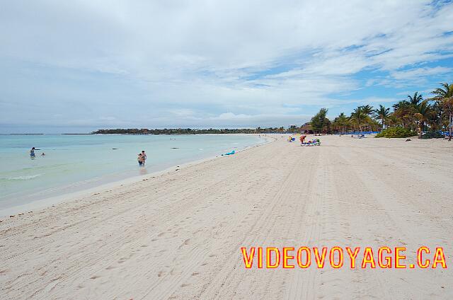 Mexique Puerto Juarez Maya Beach Une plage profonde, nettoyé mécaniquement.