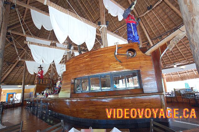 Mexique Puerto Juarez Maya Beach Un barco en el restaurante del centro.