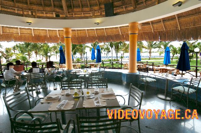 Mexique Puerto Juarez Maya Beach Une section intérieur avec une vue sur la plage.