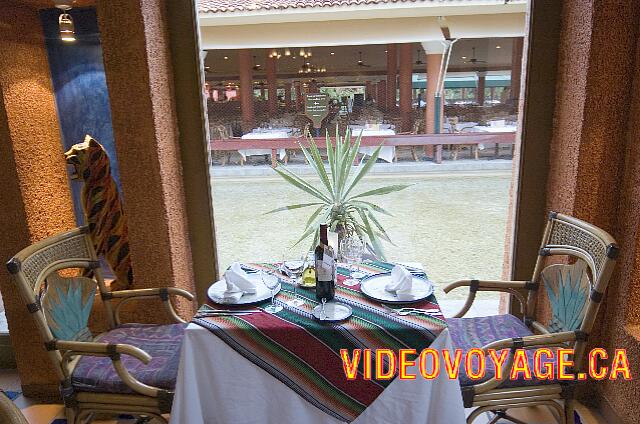 Mexique Puerto Juarez Maya Beach A table on the edge of the window on the other side of the artificial pond the buffet restaurant.